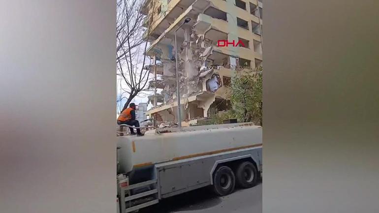 Bağcılarda bina yıkımı sırasında ölümün kıyısından döndü