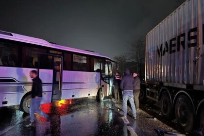Sakarya'da zincirleme kaza: 12 yaralı