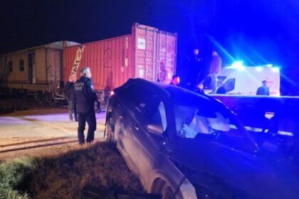 Malatya'da yük treninin otomobile çarpması sonucu 5 kişi yaralandı