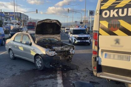 Balıkesir'de öğrenci servisiyle otomobil çarpıştı: 8 yaralı