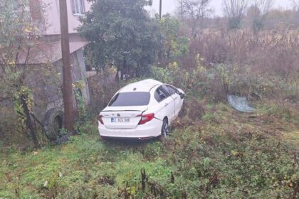 Samsun'da bahçeye devrilen otomobildeki 3 kişi yaralandı