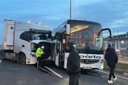 Kütahya’da zincirleme kaza! 3 kişi yaralandı