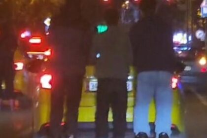 Kadıköy'de patenli gençlerin tehlikeli yolculuğu