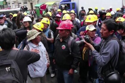 Bolivyada zam kavgası: Halk birbirine girdi