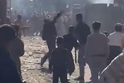 Adana’da iki grup arasındaki taşlı sopalı kavga kamerada