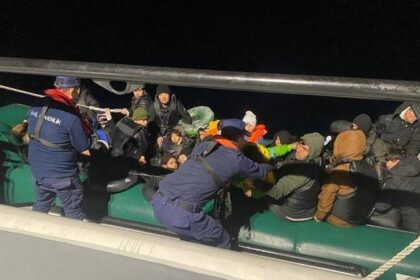 İzmir açıklarında 50 düzensiz göçmen yakalandı