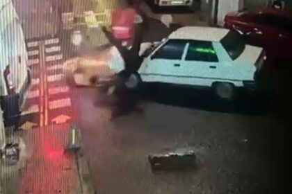 Kazadan sonra yerde yatan sürücüyü kontrol edip olay yerinden kaçtı; o anlar kamerada