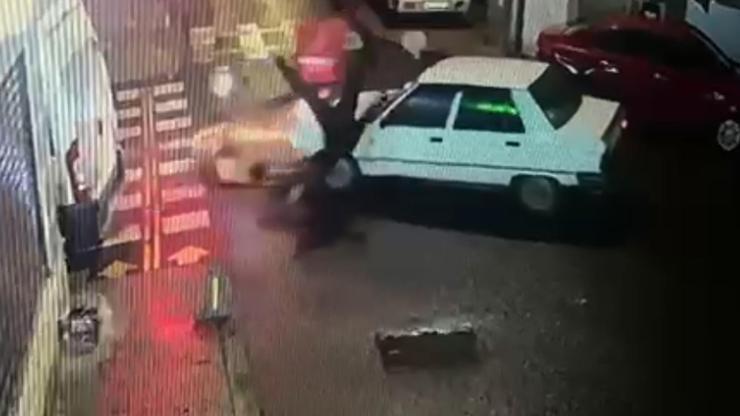Kazadan sonra yerde yatan sürücüyü kontrol edip olay yerinden kaçtı; o anlar kamerada