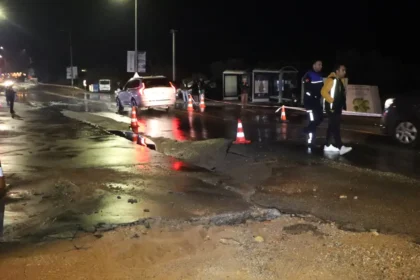Bodrum'da içme suyu hattı patladı, yol çöktü | NTV Haber