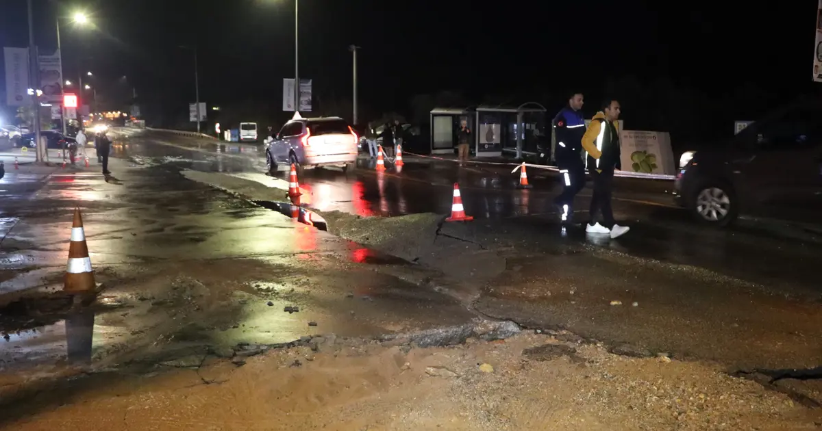 Bodrum'da içme suyu hattı patladı, yol çöktü | NTV Haber