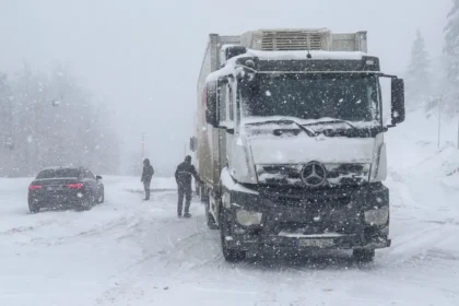 Kar yolları kesti. Yüzlerce köy yolu kapandı | NTV Haber
