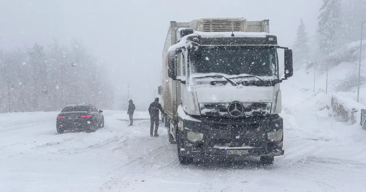 Kar yolları kesti. Yüzlerce köy yolu kapandı | NTV Haber