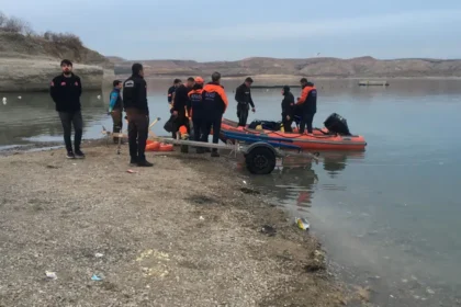 Adıyaman'da bottan gölete düşen 5 kişiden 1'i kayıp | NTV Haber