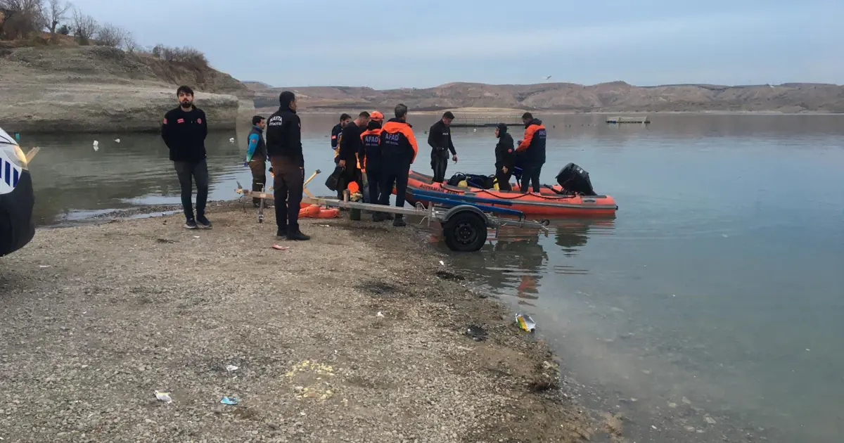 Adıyaman'da bottan gölete düşen 5 kişiden 1'i kayıp | NTV Haber