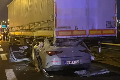 Tıra arkadan çarpan araçta 2 kişi öldü | NTV Haber