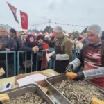 3 ton ücretsiz dağıtıldı, izdiham yaşandı. Metrelerce kuyruk | NTV Haber