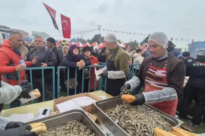 3 ton ücretsiz dağıtıldı, izdiham yaşandı. Metrelerce kuyruk | NTV Haber
