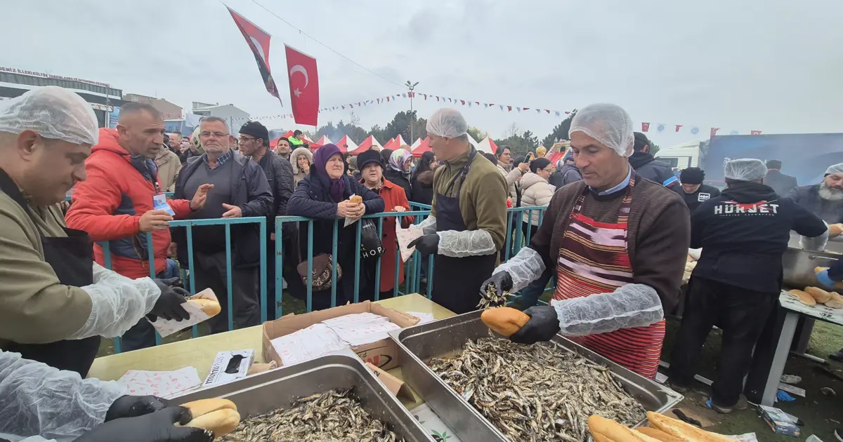 3 ton ücretsiz dağıtıldı, izdiham yaşandı. Metrelerce kuyruk | NTV Haber