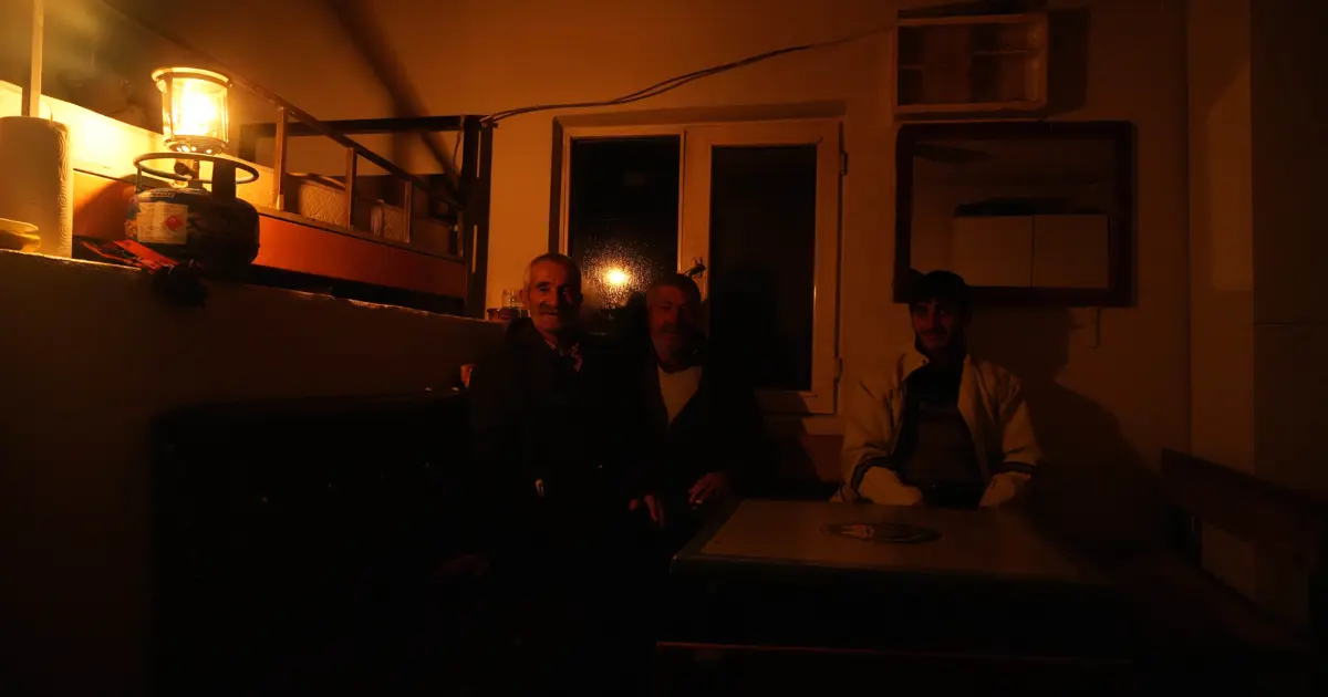 Kar elektrik hatlarına hasar verdi. Onlarca köy ve mezra karanlıkta kaldı | NTV Haber