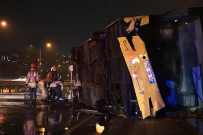 İstanbul'da özel halk otobüsü devrildi | NTV Haber