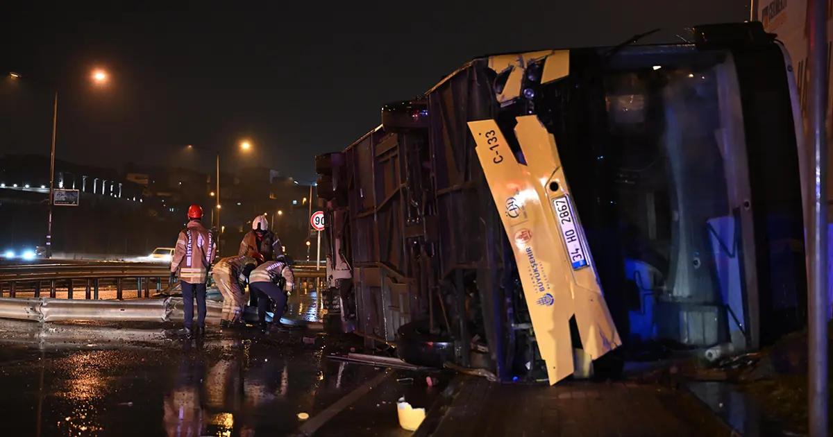 İstanbul'da özel halk otobüsü devrildi | NTV Haber