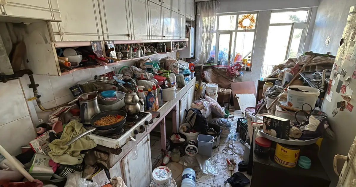 Ev ve bahçesinden 10 kamyon çöp çıktı | NTV Haber