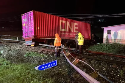 Aydın'da tren yoluna giren TIR'ın sürücüsü öldü | NTV Haber