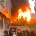 İstanbul'da otoparkta yangın. Alevler 2 katlı binaya sıçradı | NTV Haber