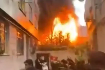 İstanbul'da otoparkta yangın. Alevler 2 katlı binaya sıçradı | NTV Haber