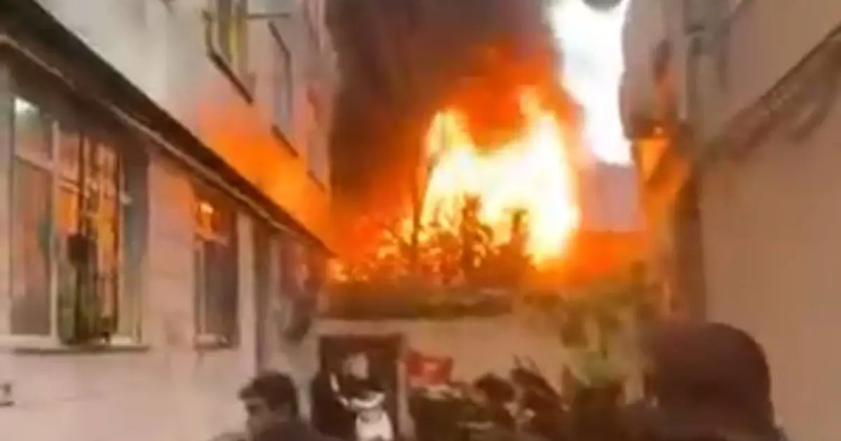 İstanbul'da otoparkta yangın. Alevler 2 katlı binaya sıçradı | NTV Haber