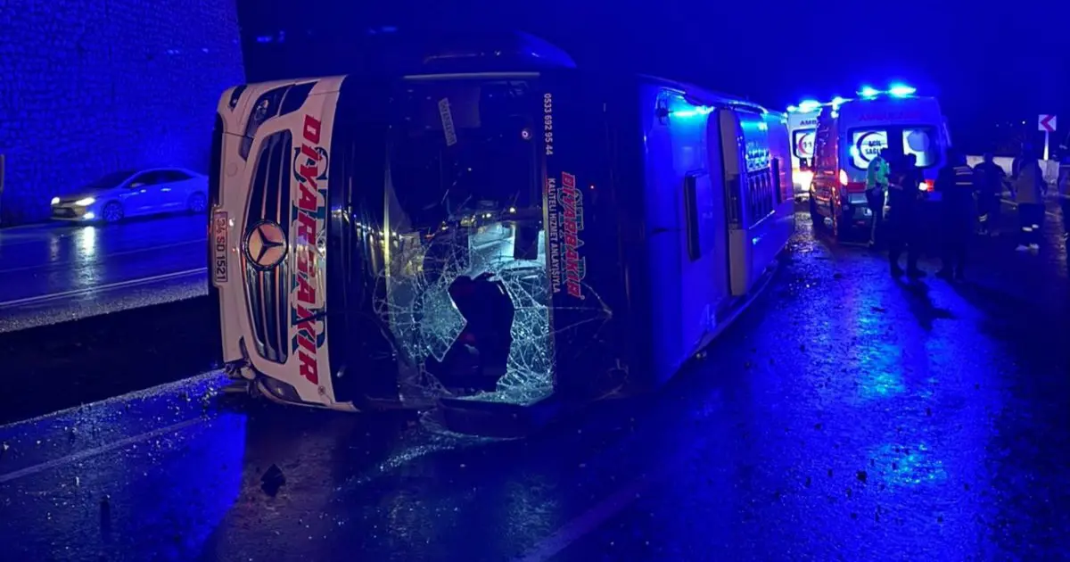 Osmaniye’de yolcu otobüsü devrildi | NTV Haber