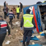 Sivas'ta cezaevi nakil aracı devrildi. 2'si ağır 9 yaralı | NTV Haber