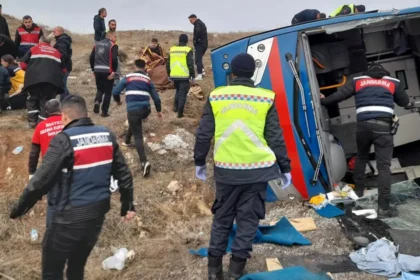 Sivas'ta cezaevi nakil aracı devrildi. 2'si ağır 9 yaralı | NTV Haber