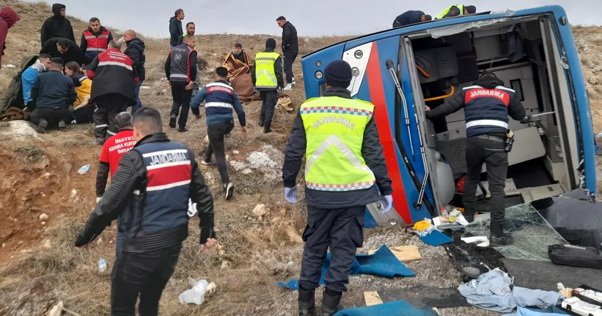 Sivas'ta cezaevi nakil aracı devrildi. 2'si ağır 9 yaralı | NTV Haber