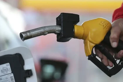 Yeni yılla birlikte vergi ve harçlar arttı. Akaryakıt, IMEI, yurt dışı çıkış... İşte yeni tutarlar | NTV Haber