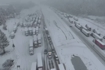 ABD'de kar yolları kesti