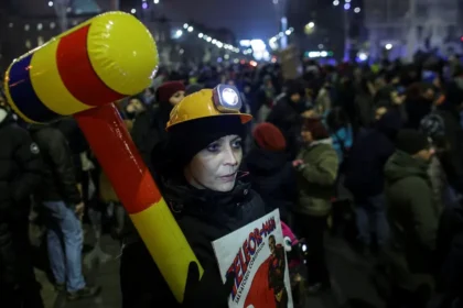 Romanya'da yolsuzluk ifşaları sonrası binlerce kişi sokakta