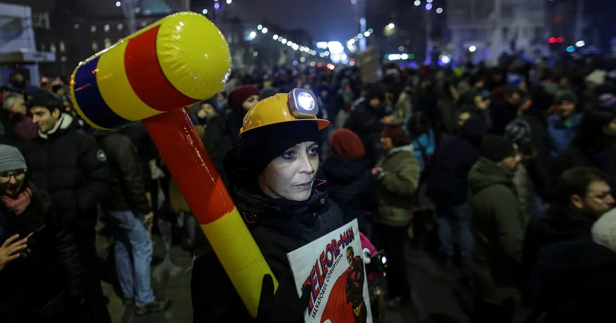 Romanya'da yolsuzluk ifşaları sonrası binlerce kişi sokakta