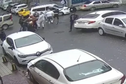 İstanbul'da trafik kazası sonrası yumruklar konuştu | NTV Haber