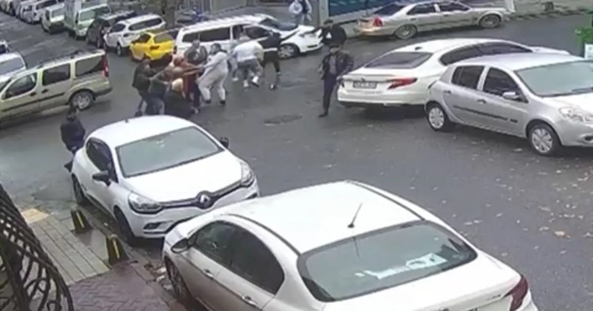 İstanbul'da trafik kazası sonrası yumruklar konuştu | NTV Haber