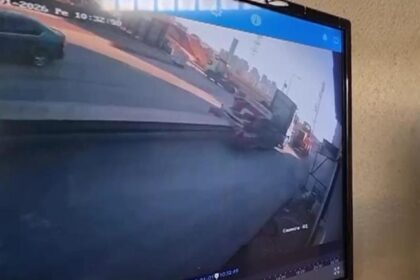 TIR’dan düşen iş makinesi binaya daldı