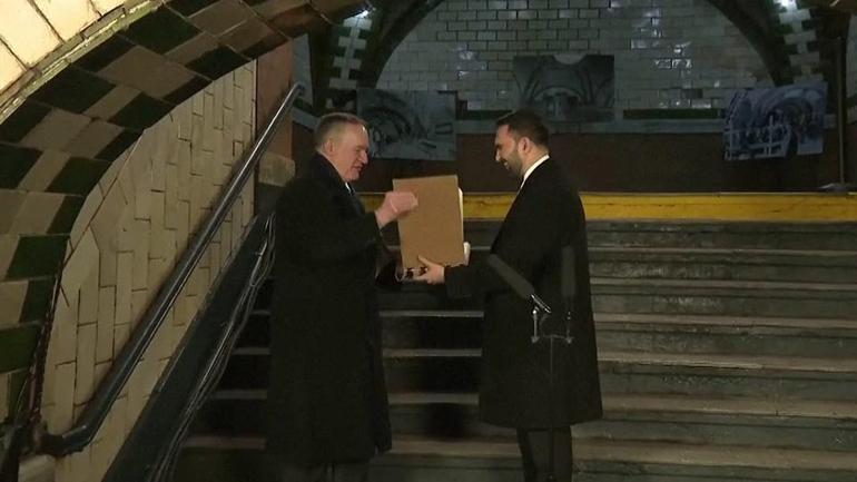 Mamdani Kuran-ı Kerime el bastı, görevine başladı