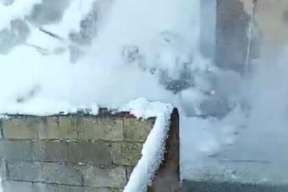 Evinin çatısındaki karı temizlerken düşüp yaralandı