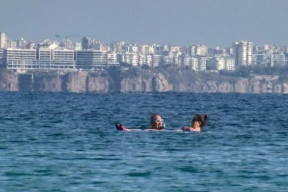 Kar altındaki Türkiye’de Antalya sahilleri yazdan kalma günler yaşadı