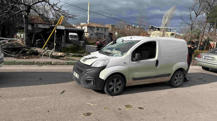 Bursa’da kuvvetli rüzgar hayatı olumsuz etkiledi