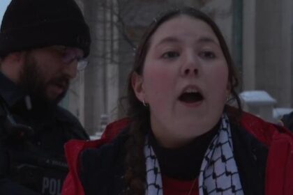 Görüntüler ABD'den: Trump’ın Venezuela'ya Müdahalesini Eleştirirken Gözaltına Alındı!