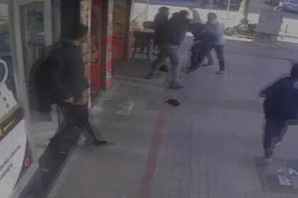 Oyuncak tabancalı soyguncuya esnaftan meydan dayağı