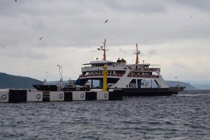 Feribot seferlerine fırtına engeli