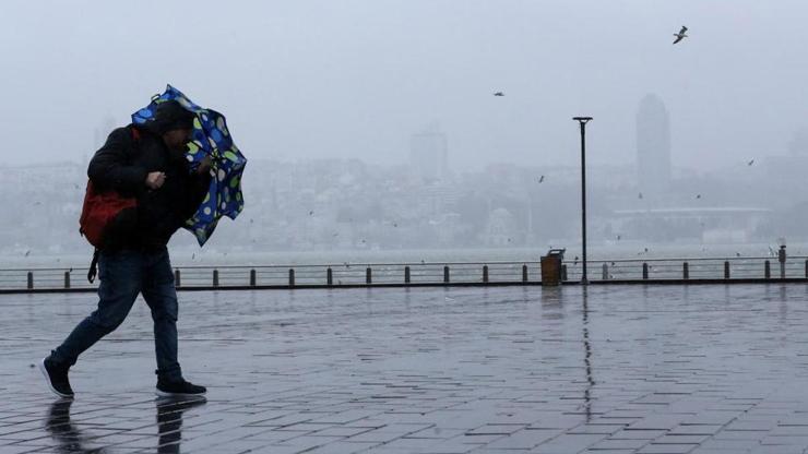 İstanbul’da fırtınanın bilançosu: 23 çatı uçtu, 28 ağaç devrildi