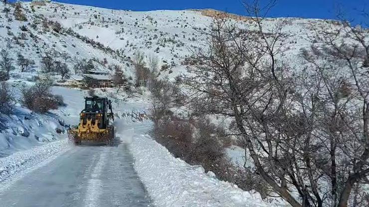 Elazığ’da 19 köy yolunda karla mücadele çalışmaları sürüyor